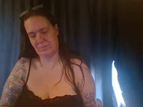 Snapshot of SimoneMoore chatting on 5, 11, 2025 SimoneMoore online show from 5, 11, 2025