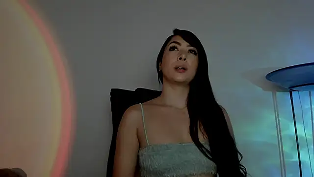 Mila  Paramo online show from 28, 1, 2025