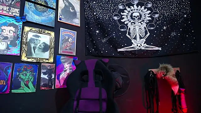 Yourmadame P online show from 9, 1, 2025