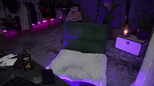 Snapshot of LaraPunkt chatting on 5, 2, 2025 LaraPunkt online show from 5, 2, 2025