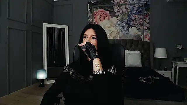 DomMelissaW online show from 8, 9, 2025