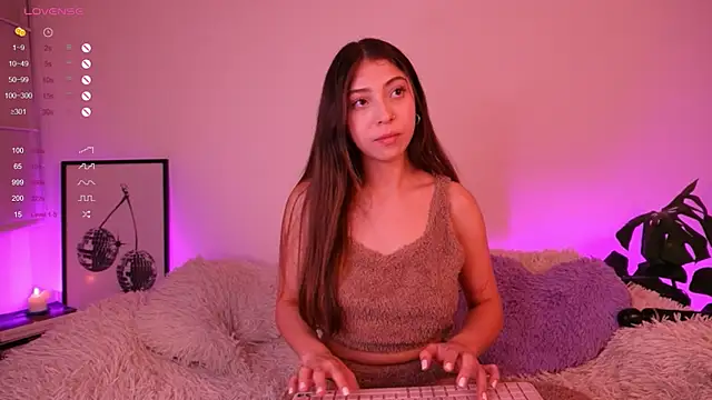 Snapshot of annie24_evans chatting on 12, 1, 2025 annie24 evans online show from 12, 1, 2025