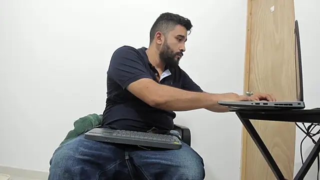 Snapshot of isearchcompany chatting on 4, 11, 2025 isearchcompany online show from 4, 11, 2025