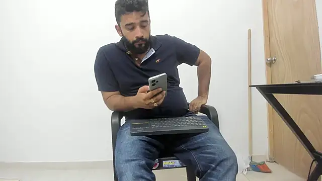 Snapshot of isearchcompany chatting on 17, 11, 2025 isearchcompany online show from 17, 11, 2025