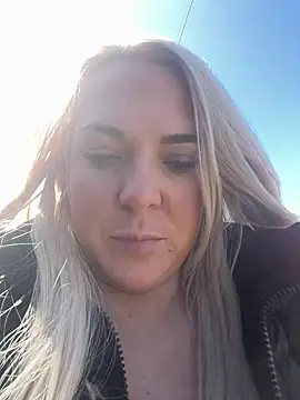 Bustyblondebabe32 online show from 24, 4, 2026