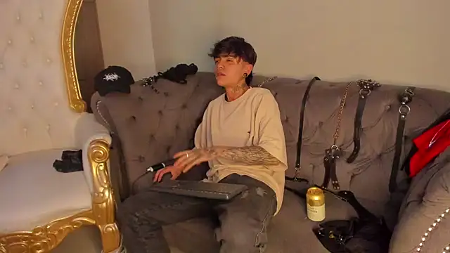 Snapshot of AcidMilo chatting on 2, 12, 2024 AcidMilo online show from 2, 12, 2024