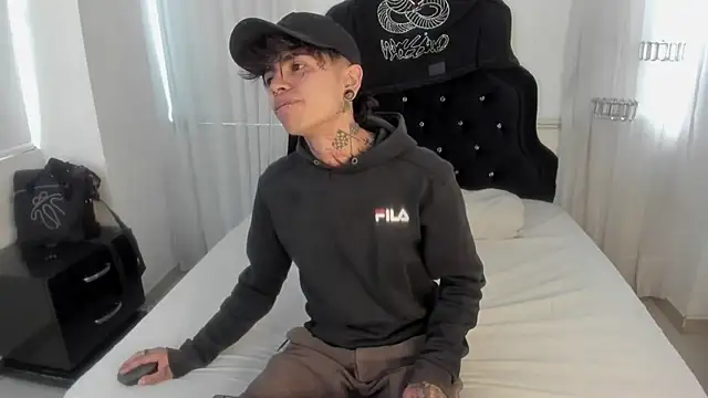 Snapshot of AcidMilo chatting on 18, 12, 2024 AcidMilo online show from 18, 12, 2024