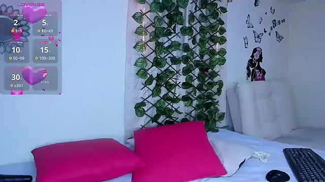 Juli Castillo8 online show from 25, 9, 2025