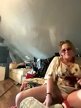 Snapshot of SummerBlueMoon chatting on 11, 11, 2025 SummerBlueMoon online show from 11, 11, 2025