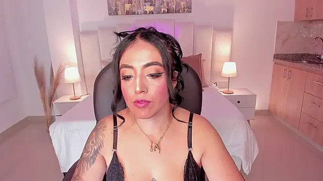 Snapshot of kim_thompson_1 chatting on 6, 10, 2025 kim thompson 1 online show from 6, 10, 2025