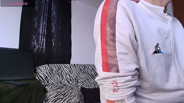 Snapshot of kisstarxxx chatting on 18, 12, 2025 kisstarxxx online show from 18, 12, 2025