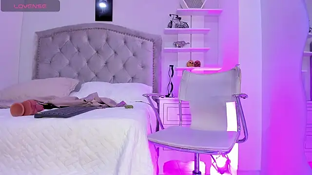 CamileHolmes online show from 2, 1, 2025