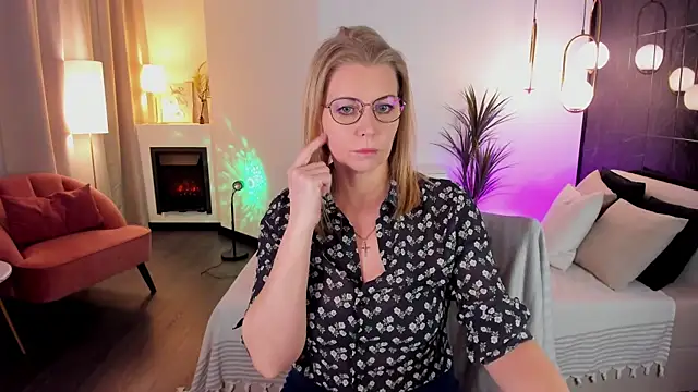 Annie Light online show from 15, 3, 2025