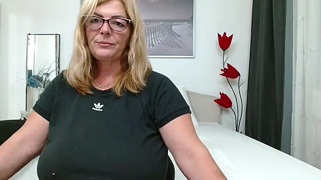 YulliaMilf online show from 7, 11, 2025