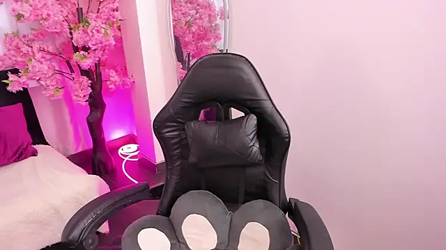 KAROLIVONNE online show from 23, 4, 2026