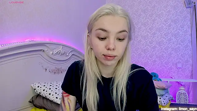 Snapshot of LillyMoure_ chatting on 16, 2, 2025 LillyMoure online show from 16, 2, 2025