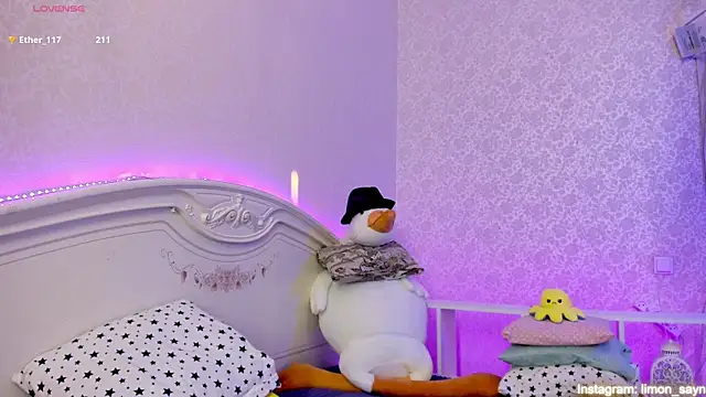 Snapshot of LillyMoure_ chatting on 18, 2, 2025 LillyMoure online show from 18, 2, 2025