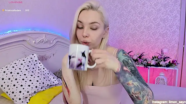 Snapshot of LillyMoure_ chatting on 9, 3, 2025 LillyMoure online show from 9, 3, 2025