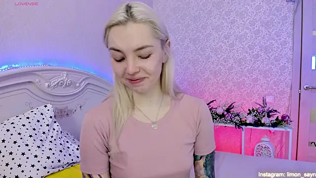 Snapshot of LillyMoure_ chatting on 9, 3, 2025 LillyMoure online show from 9, 3, 2025