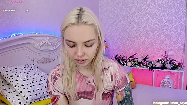 Snapshot of LillyMoure_ chatting on 12, 3, 2025 LillyMoure online show from 12, 3, 2025