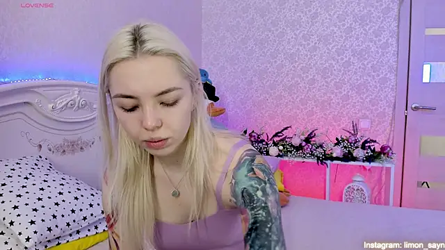 Snapshot of LillyMoure_ chatting on 13, 3, 2025 LillyMoure online show from 13, 3, 2025