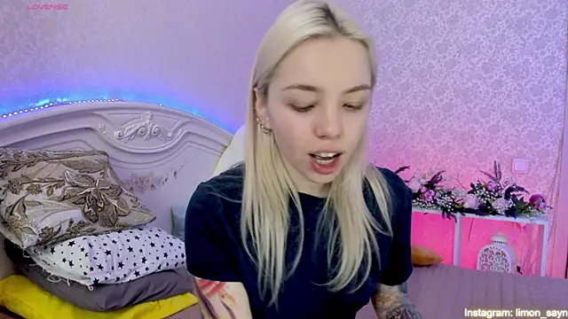 Snapshot of LillyMoure_ chatting on 17, 3, 2025 LillyMoure online show from 17, 3, 2025