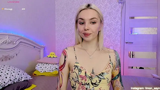 Snapshot of LillyMoure_ chatting on 19, 3, 2025 LillyMoure online show from 19, 3, 2025