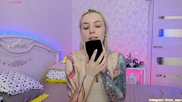 Snapshot of LillyMoure_ chatting on 19, 3, 2025 LillyMoure online show from 19, 3, 2025