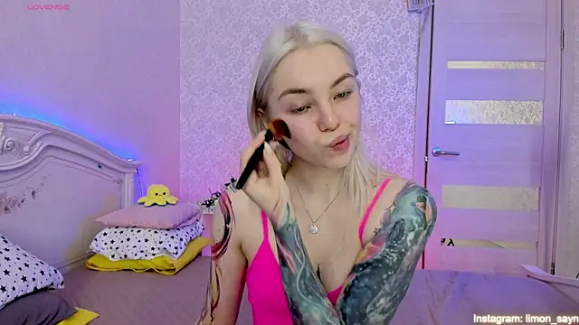 Snapshot of LillyMoure_ chatting on 20, 3, 2025 LillyMoure online show from 20, 3, 2025