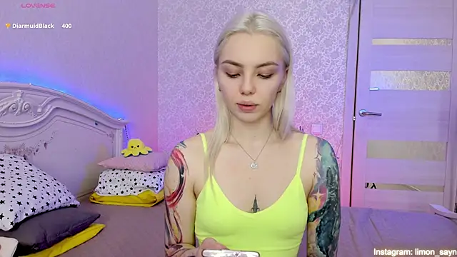 Snapshot of LillyMoure_ chatting on 23, 3, 2025 LillyMoure online show from 23, 3, 2025