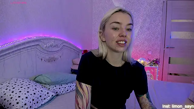 Snapshot of LillyMoure_ chatting on 12, 9, 2025 LillyMoure online show from 12, 9, 2025