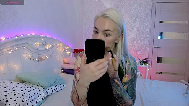 Snapshot of LillyMoure_ chatting on 19, 9, 2025 LillyMoure online show from 19, 9, 2025