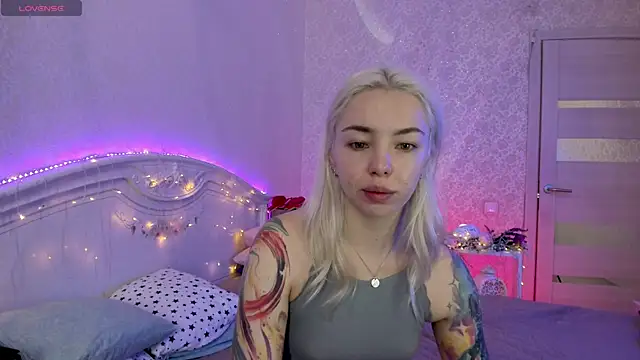 Snapshot of LillyMoure_ chatting on 25, 9, 2025 LillyMoure online show from 25, 9, 2025