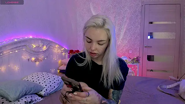 Snapshot of LillyMoure_ chatting on 26, 9, 2025 LillyMoure online show from 26, 9, 2025