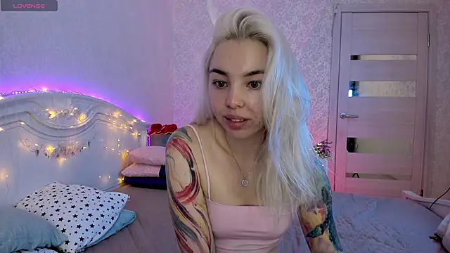 Snapshot of LillyMoure_ chatting on 29, 9, 2025 LillyMoure online show from 29, 9, 2025