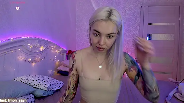 Snapshot of LillyMoure_ chatting on 4, 10, 2025 LillyMoure online show from 4, 10, 2025