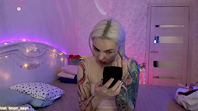 Snapshot of LillyMoure_ chatting on 5, 10, 2025 LillyMoure online show from 5, 10, 2025