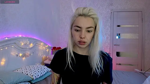 Snapshot of LillyMoure_ chatting on 6, 10, 2025 LillyMoure online show from 6, 10, 2025