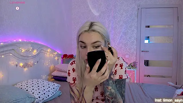 Snapshot of LillyMoure_ chatting on 9, 10, 2025 LillyMoure online show from 9, 10, 2025