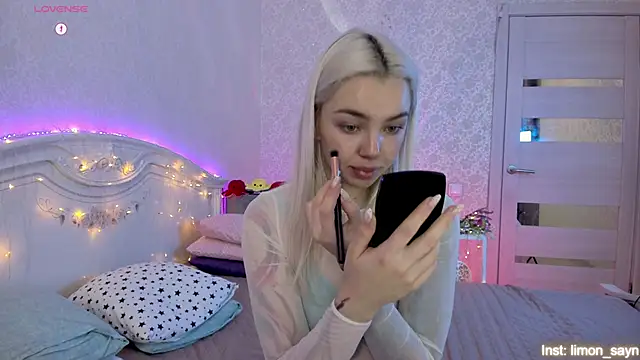 Snapshot of LillyMoure_ chatting on 11, 10, 2025 LillyMoure online show from 11, 10, 2025