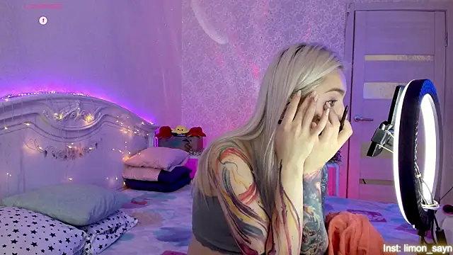 Snapshot of LillyMoure_ chatting on 13, 10, 2025 LillyMoure online show from 13, 10, 2025