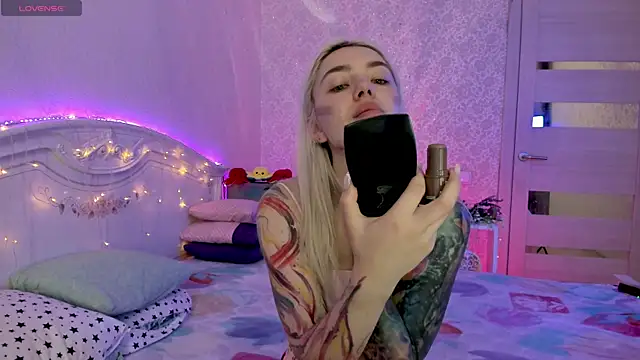 Snapshot of LillyMoure_ chatting on 13, 10, 2025 LillyMoure online show from 13, 10, 2025