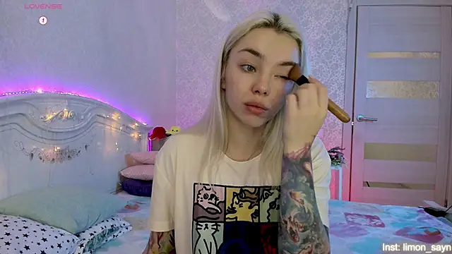 Snapshot of LillyMoure_ chatting on 16, 10, 2025 LillyMoure online show from 16, 10, 2025