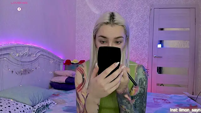 Snapshot of LillyMoure_ chatting on 17, 10, 2025 LillyMoure online show from 17, 10, 2025