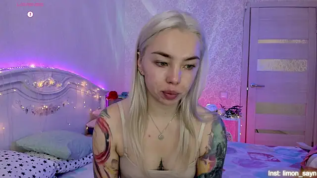 Snapshot of LillyMoure_ chatting on 20, 10, 2025 LillyMoure online show from 20, 10, 2025