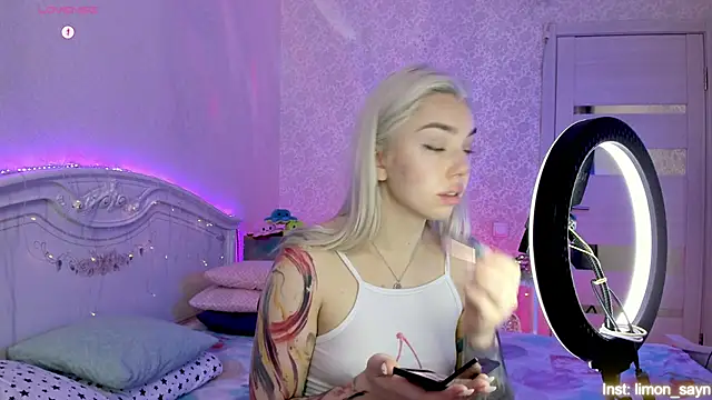 Snapshot of LillyMoure_ chatting on 25, 10, 2025 LillyMoure online show from 25, 10, 2025