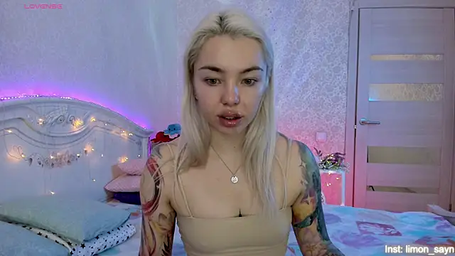 Snapshot of LillyMoure_ chatting on 1, 11, 2025 LillyMoure online show from 1, 11, 2025