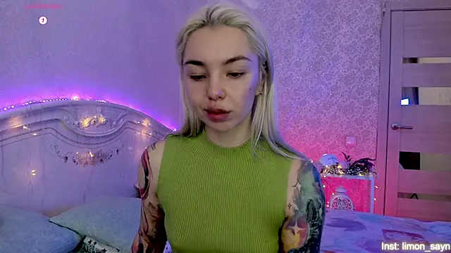 Snapshot of LillyMoure_ chatting on 2, 11, 2025 LillyMoure online show from 2, 11, 2025