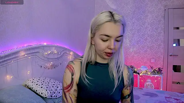 Snapshot of LillyMoure_ chatting on 8, 11, 2025 LillyMoure online show from 8, 11, 2025