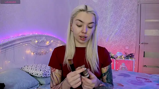 Snapshot of LillyMoure_ chatting on 8, 11, 2025 LillyMoure online show from 8, 11, 2025